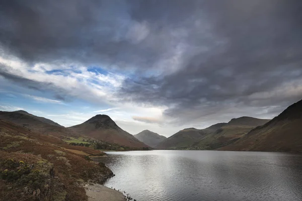 Prachtige landschap foto van bergen rondom Wast Water in Lake — Stockfoto