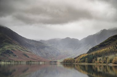 Stuning sonbahar sonbahar manzara görüntüsünü Lake Buttermere Gölü d