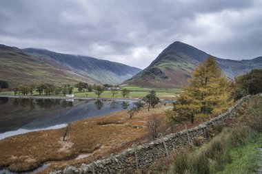 Stuning sonbahar sonbahar manzara görüntüsünü Lake Buttermere Gölü d