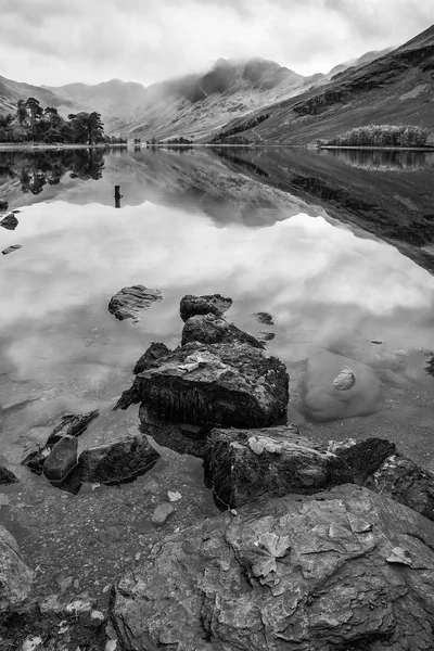 Stuning Outono Outono imagem da paisagem do Lago Buttermere no Lago D — Fotografia de Stock