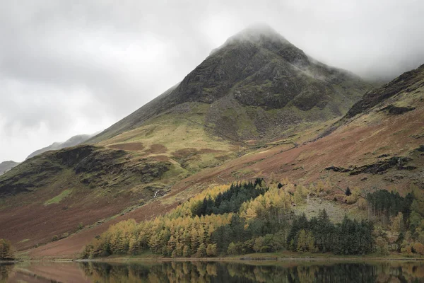 Patrik höst höst landskapet bilden av sjön Buttermere sjön d — Stockfoto