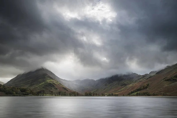 Stuning Autumn Fall landscape image of Lake Buttermere in Lake D — Stock Photo, Image