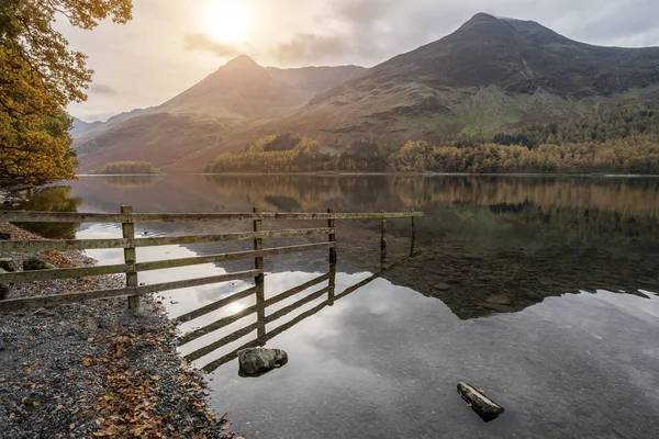 Stuning Autumn Fall landscape image of Lake Buttermere in Lake D — Stock Photo, Image