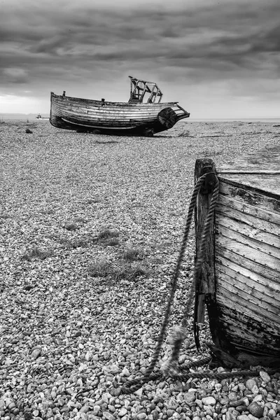 Barcos de pesca abandonados en el paisaje de la playa de guijarros en invierno —  Fotos de Stock