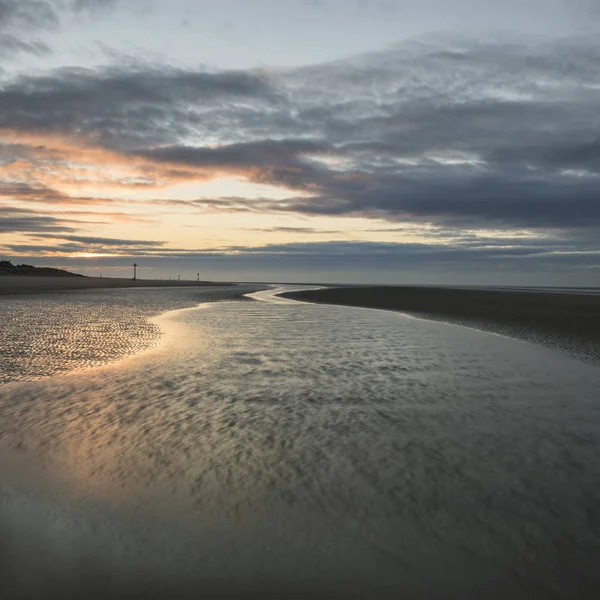 令人惊叹的丰富多彩的冬季日出在退潮的海滩 — 图库照片