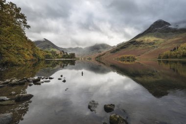 Stuning sonbahar sonbahar manzara görüntüsünü Lake Buttermere Gölü d