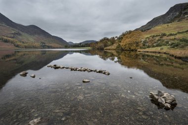 Stuning sonbahar sonbahar manzara görüntüsünü Lake Buttermere Gölü d