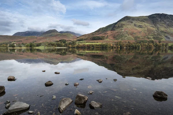 Stuning Autumn Fall landschap foto van Lake Buttermere in Lake D — Stockfoto