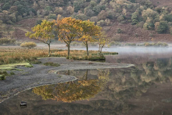 Impressionante Inverno nebuloso nascer do sol na água Crummock em Lake District — Fotografia de Stock