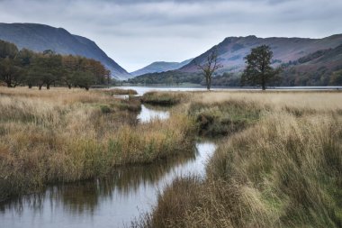 Stuning sonbahar sonbahar manzara görüntüsünü Lake Buttermere Gölü d