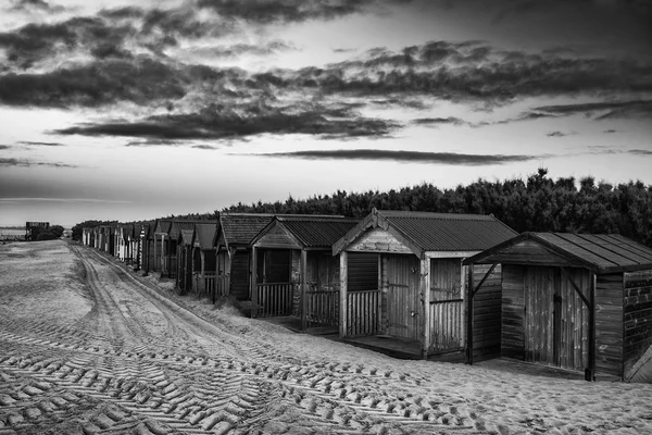 Impressionante colorido nascer do sol de inverno sobre a praia de maré baixa — Fotografia de Stock