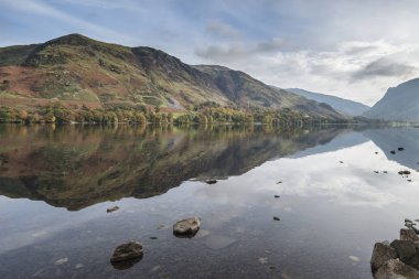 Stuning sonbahar sonbahar manzara görüntüsünü Lake Buttermere Gölü d
