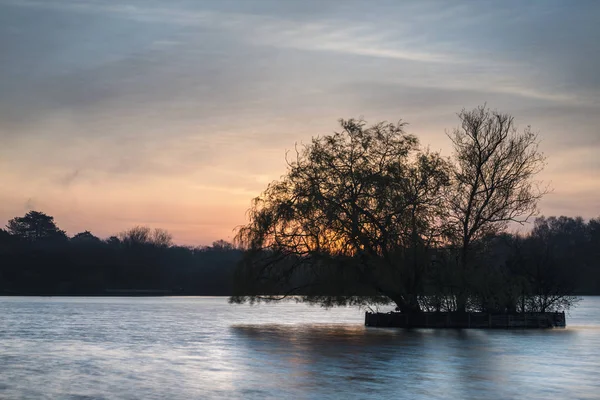 Mooie levendige voorjaar zonsopgang boven rustig lake in Engels tellen — Stockfoto