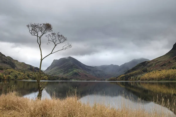 Stuning Outono Outono imagem da paisagem do Lago Buttermere no Lago D — Fotografia de Stock