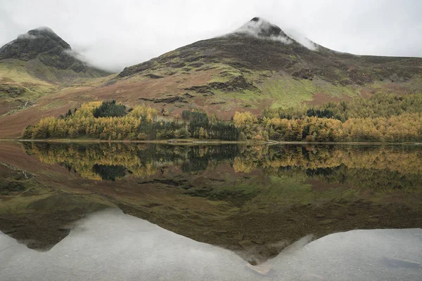 Packshoty i prezentacje jesień jesień krajobraz obrazu z jeziora Buttermere w jezioro D — Zdjęcie stockowe