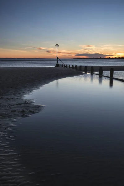 Όμορφη παραλία ηλιοβασίλεμα μακρά έκθεση ζωντανή Ανοιξιάτικο τοπίο — Φωτογραφία Αρχείου