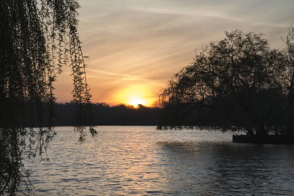 Belo nascer do sol vibrante Primavera sobre lago calmo em contagem de Inglês — Fotografia de Stock