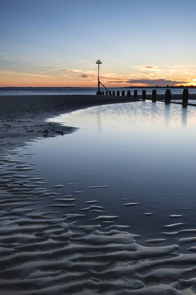 Bella vibrante primavera tramonto lunga esposizione spiaggia paesaggio — Foto Stock