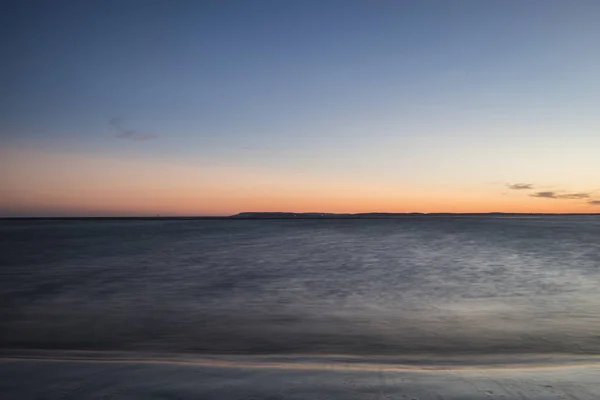 Hermosa primavera vibrante puesta de sol larga exposición playa paisaje — Foto de Stock