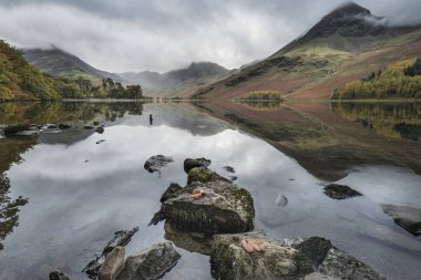 Stuning sonbahar sonbahar manzara görüntüsünü Lake Buttermere Gölü d