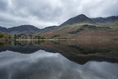 Stuning sonbahar sonbahar manzara görüntüsünü Lake Buttermere Gölü d