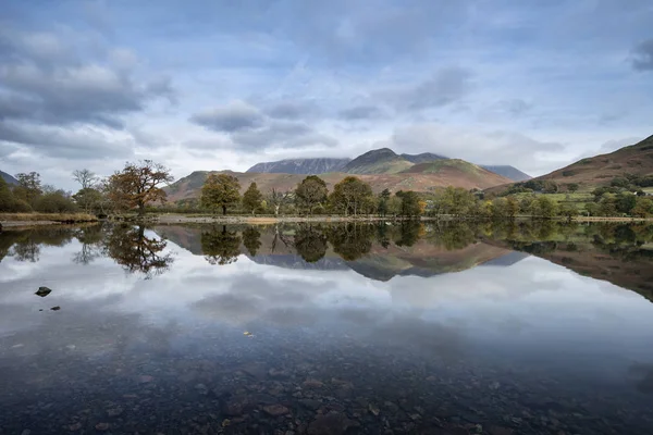 Wosk podzim podzim krajiny obraz z jezera Buttermere v jezeře D — Stock fotografie