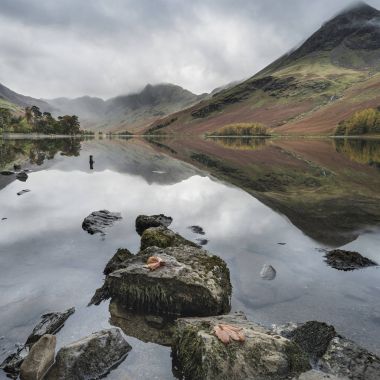Stuning sonbahar sonbahar manzara görüntüsünü Lake Buttermere Gölü d