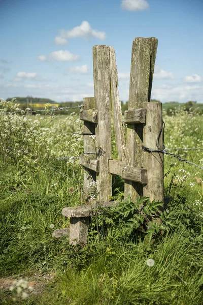 Bellissimo paesaggio vibrante della campagna inglese in idilliaco sole — Foto Stock