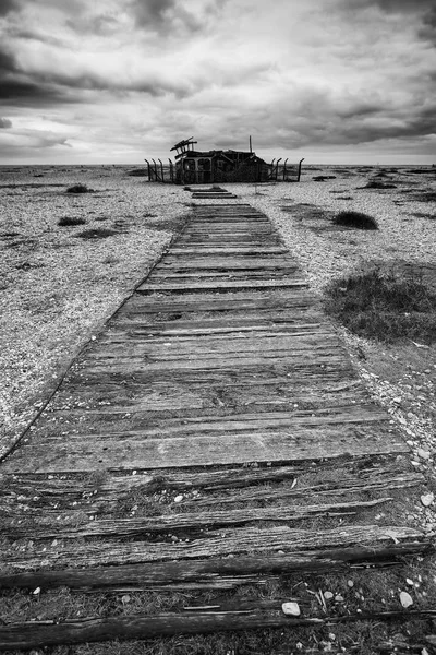 Concept foto van pad naar nergens in verlaten strand zwart en de whi — Stockfoto