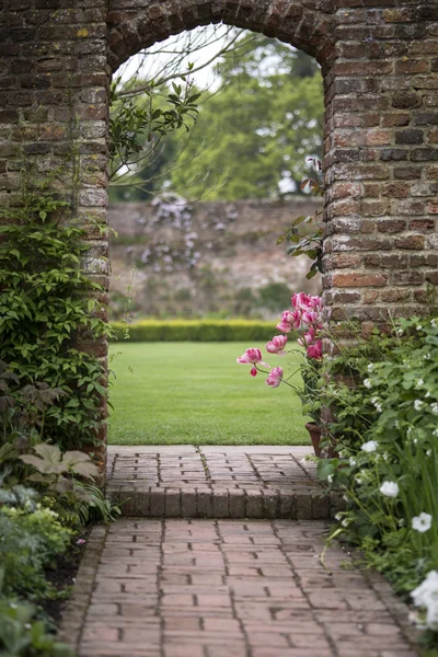 Stará podloubí ve staré anglické země zahradní parkovistě v jarní ŽÁ — Stock fotografie