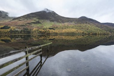 Stuning sonbahar sonbahar manzara görüntüsünü Lake Buttermere Gölü d