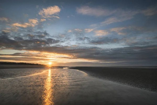 Superbe lever de soleil d'hiver coloré sur la plage de marée basse — Photo