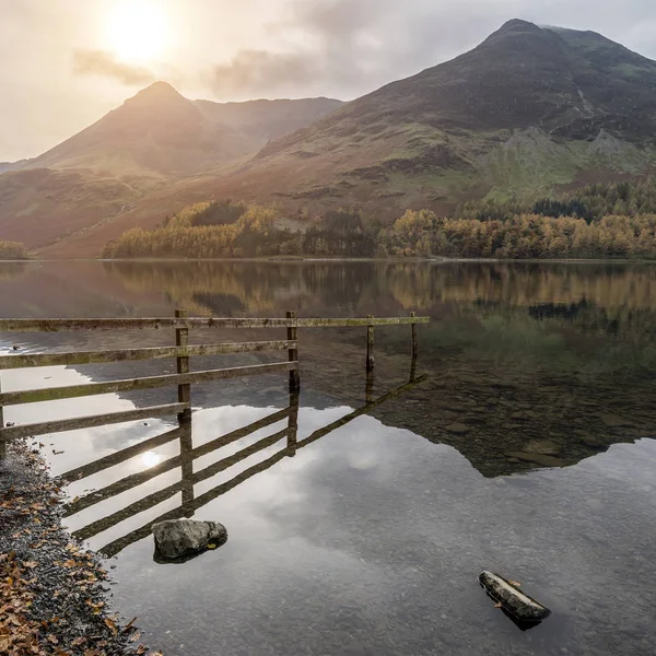 Stuning Autumn Fall landscape image of Lake Buttermere in Lake D — Stock Photo, Image