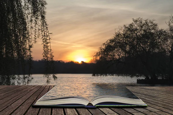 Belo nascer do sol vibrante Primavera sobre lago calmo em contagem de Inglês — Fotografia de Stock