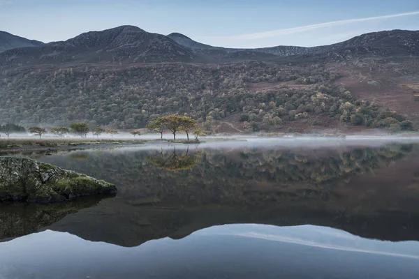 Oszałamiająca mglisty zimowy wschód słońca na Crummock wody w Lake District — Zdjęcie stockowe