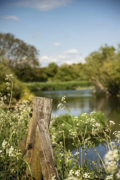 Belle campagne anglaise dynamique paysage fluvial avec doit — Photo