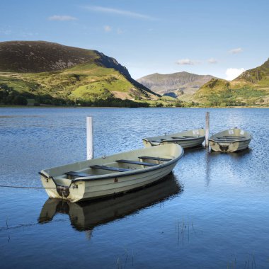 Nefes kesen mounta üzerinde çarpıcı dramatik fırtınalı gökyüzü oluşumları