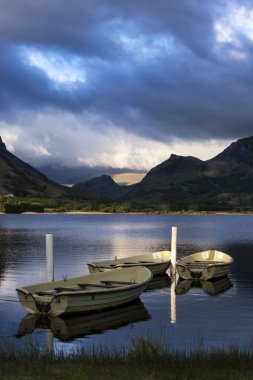 Nefes kesen mounta üzerinde çarpıcı dramatik fırtınalı gökyüzü oluşumları