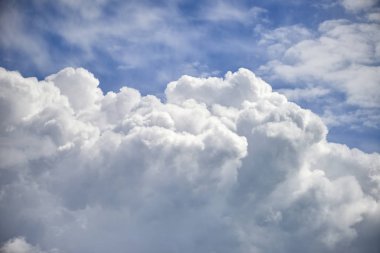Dramatik cumulus bulutları ile yüksek düzey cirrocumulus bulutlar için 