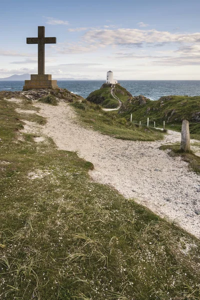 Kruis in landschap van Ynys Llanddwyn Island met Twr Mawr Leucht — Stockfoto