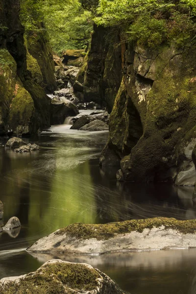 Fantastisk ethereal landskap av djup dubbelsidig ravinen med bergväggar — Stockfoto