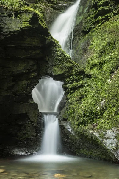 Bella cascata fluente con magica sensazione fiaba in lussureggiante — Foto Stock