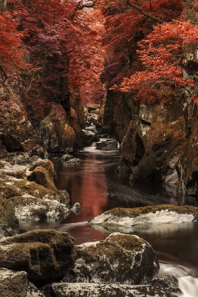 Fantastisk ethereal landskap av djup dubbelsidig ravinen med bergväggar — Stockfoto