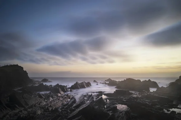 Красиве довге експонування пейзажного зображення моря над камінням під час — стокове фото