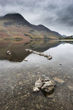 Stuning sonbahar sonbahar manzara görüntüsünü Lake Buttermere Gölü d