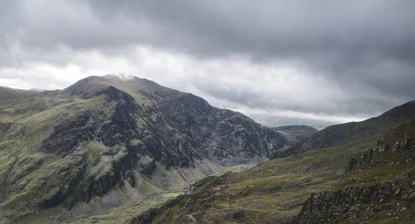Vista paisagem de Glyder Fawr pico em Snowdonia a meio caminho — Fotografia de Stock