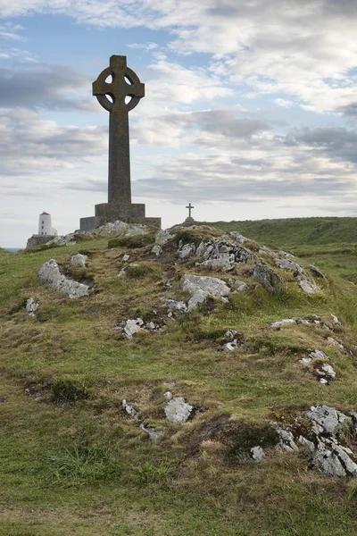 Keltisch kruis concept landschap in Ynys Llanddwyn Island in hoek — Stockfoto