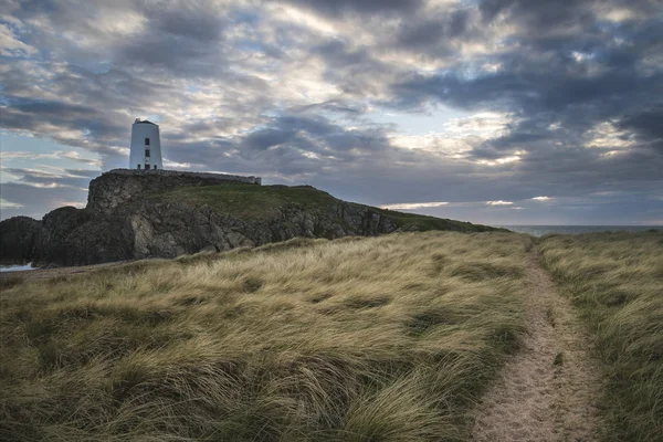 Manzara resim Twr Mawr deniz feneri rüzgarlı otsu footpat ile