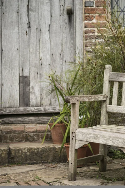 Típica imagen de jardín de campo inglés antiguo por excelencia de woode — Foto de Stock