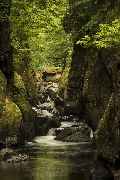 Fantastisk ethereal landskap av djup dubbelsidig ravinen med bergväggar — Stockfoto